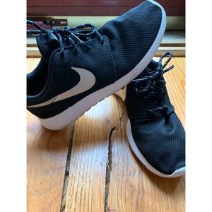 Nike Roshe Women Size 8